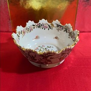 Beautiful China bowl in excellent condition, well-detailed and charming
